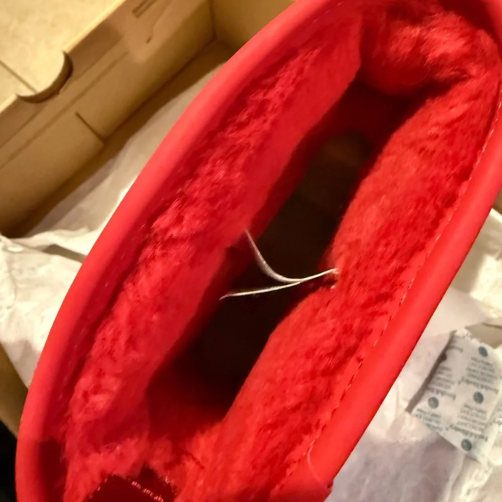 UGG kids classic clear mini II – size 4 kids – brand new in the box.